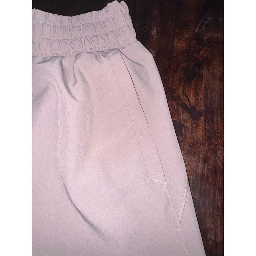 Under Armour Women's Athletic‎ Shorts M Tan Running Training Gym Lightweight - Picture 3 of 5